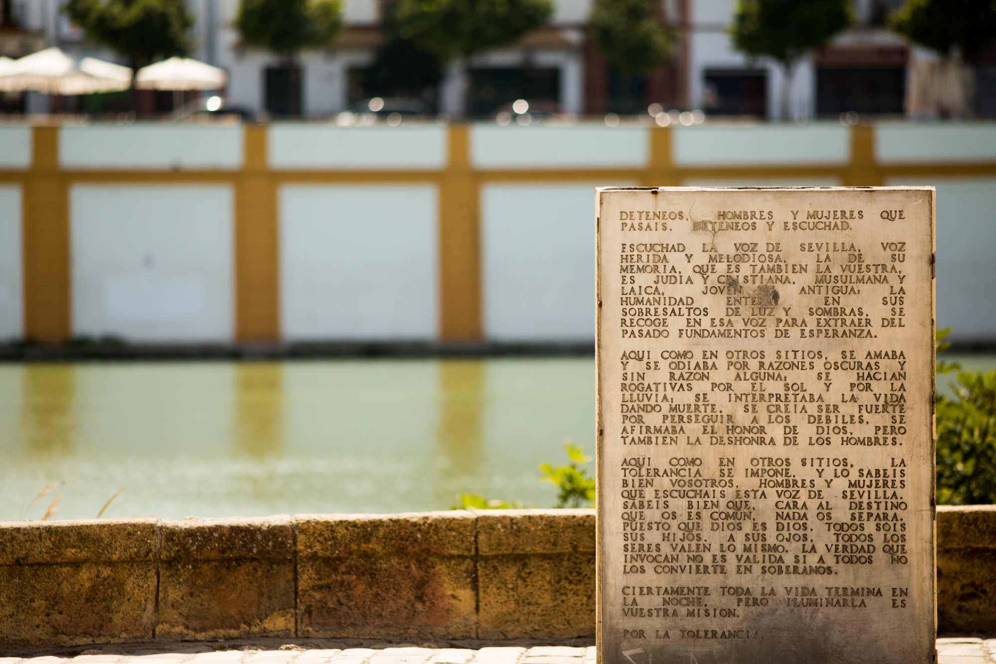 «Deteneos y escuchad»